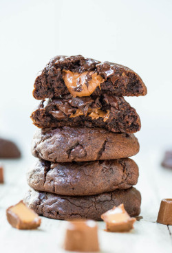 do-not-touch-my-food:  Caramel-Stuffed Chocolate Cookies
