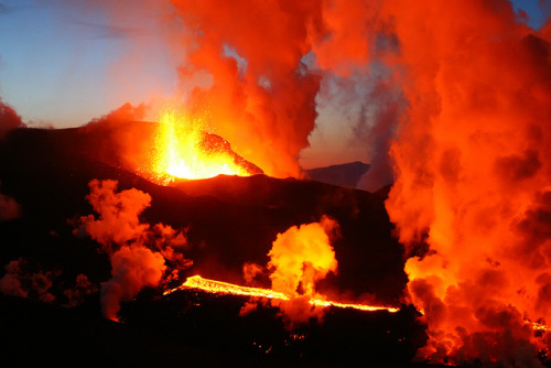  Volcano at Fimmvörðuháls (by Sveinn Michaelson)