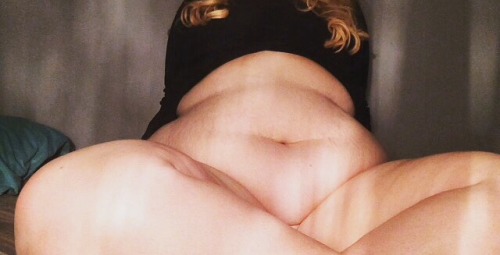 that-fatt-girl:  Because who doesn’t love a fat belly 🐷  I know I do