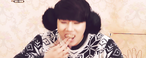 nocturnemelodies:  sunggyu busy stuffing his mouth >< 
