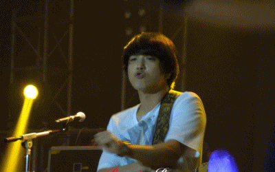 cnburningrose:  Yong lips and hands  CNBLUE  Blue Moon Manila [06152013] 