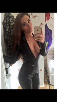 Lover of latex, pvc, leather and plastic selfies.