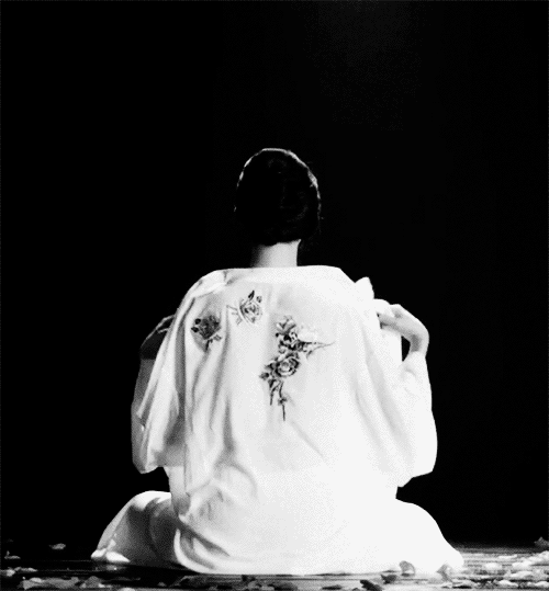 djesika30: In life…as in art …the beautiful moves in curves﻿