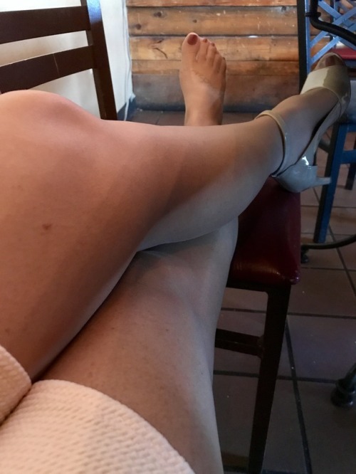 transparentfantasy:  Little tease while I complete my sign language homework at the bar!! 😉  Megababe, feetbabe ❤️❤️❤️