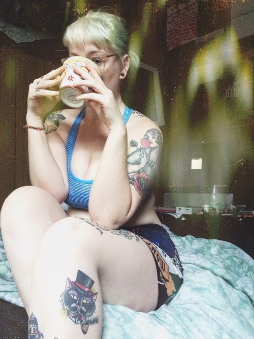 babyintoyland:  Living in sports bras and boyfriend boxers.