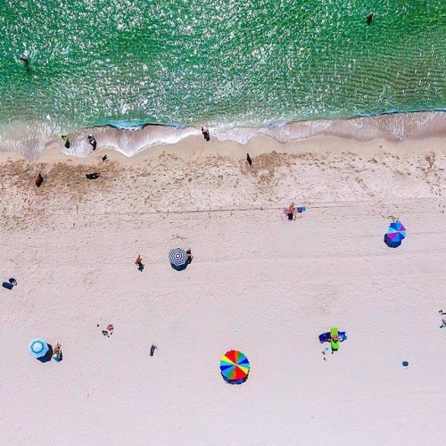 Who would you share your umbrella with? @thewaytotravel getting those summer #travelstoke vibes at H