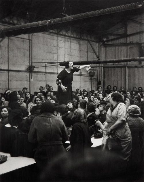 Willy Ronis - Rose Zehner, déléguée syndicale, pendant une grève chez Citroën,