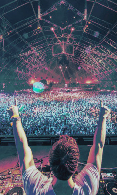 rave-nation:  HARDWELL at Coachella  source