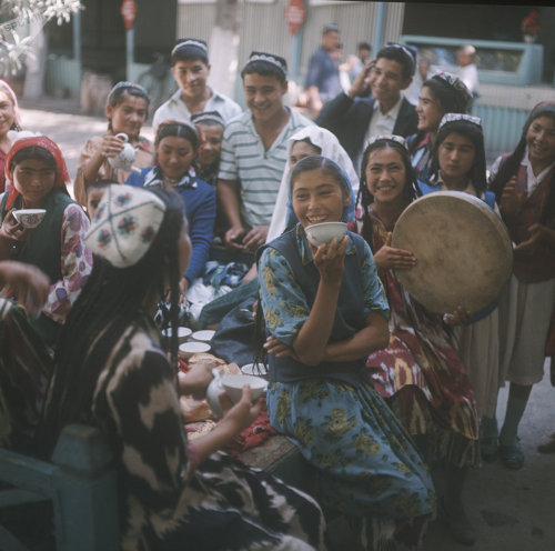 sovietpostcards:Uzbekistan. Chaikhana (teahouse) in town. Photo by Vsevolod Tarasevich. (via)