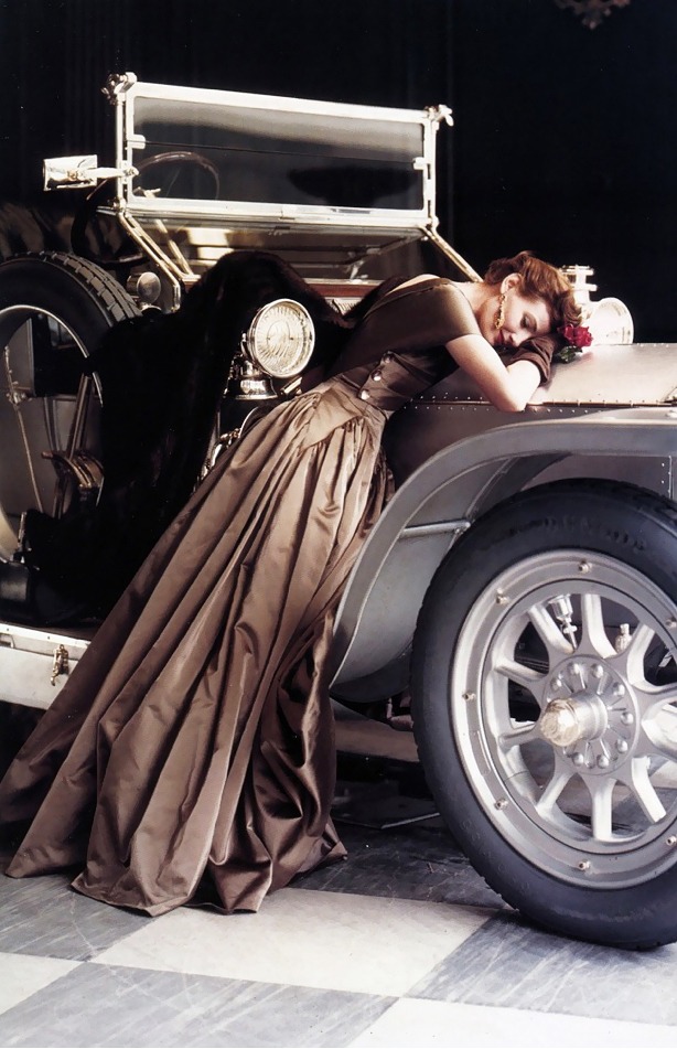 alwaysbevintage:  📷Wenda Parkinson in a gown by Edward Molyneux photographed by