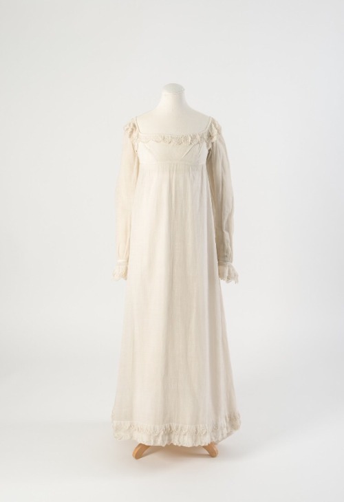 diaryofalandlockedmermaid:White cotton gown with pale brown silk pelisse worn by Annabella Milbanke 