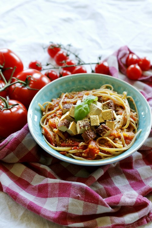 elephantsarevegan:Mhmmm whole grain pasta with a fresh tomato sauce, pan-fried tofu and nutritional 