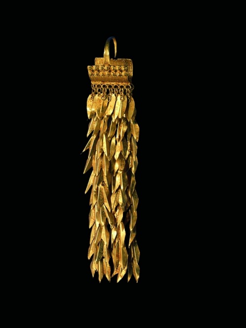 Earring, 2400-2200 BCE. Gold. Anatolia. © Schmuckmuseum PforzheimFoto: Günther Meyer