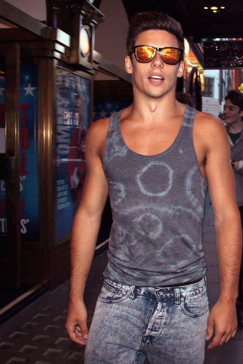 aestateamo:  He looks so hot 