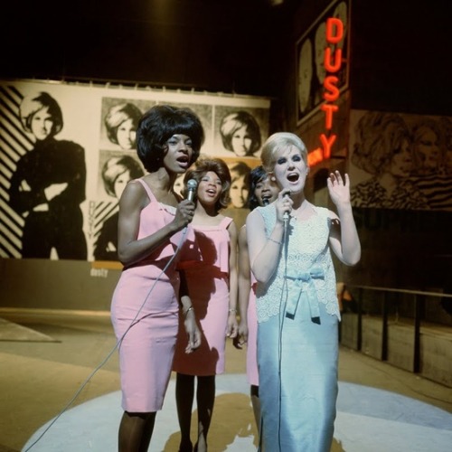 theswinginsixties:  Dusty Springfield and Martha & The Vandellas performing ‘Wishin’ and Hopin’” on Ready, Steady, Go!, March 1965. 