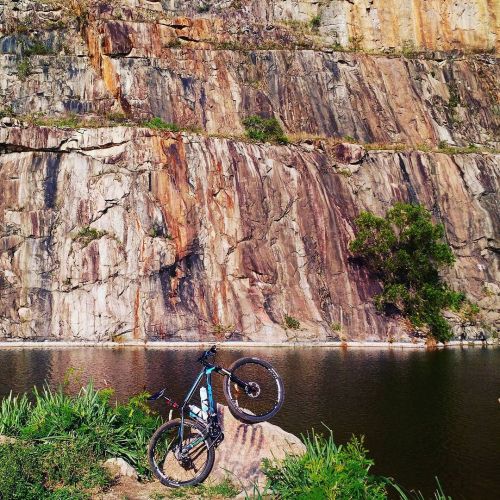 bikes-bridges-beer: Hoje, enquanto a Larissa tem uma manhã de mulherzinha, eu e a Blue fomos ali na