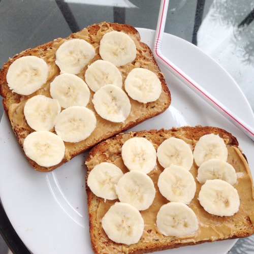 artkid:Artkid’s Banana Bread Smoothie:⛅️• 1 large banana• 1 cup almond milk• 1 scoop vanilla protein