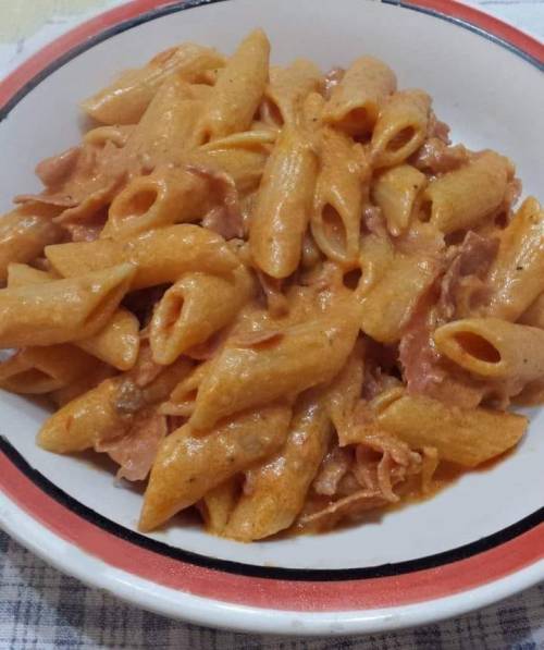 PENNE FUME’
DI Alma Millarte‎
Ingredienti:
500 gr. penne rigate
½ cipolla
olio extra vergine q.b.
200 ml. panna da cucina
150 gr. speck
350 gr. passata di pomodoro
sale e pepe q.b.
Procedimento:
In una pentola fate rosolare nell’olio, a fuoco dolce,...