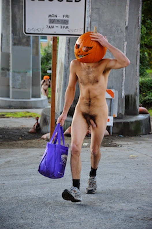 harvzilla:  HALLOWEEN SEASON APPROACHES. here are a bunch of photos I saved last