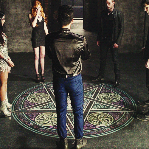 highwarlockkareena:Magnus Bane appreciation from 1.04 - front and back - as requested by thirsty @fa