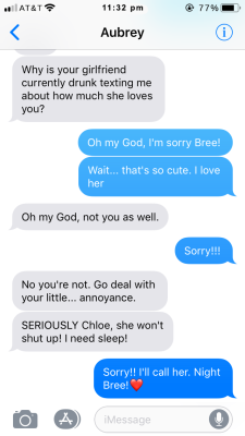 Chloebeale:  Social Media Au - Beca Loves Her Girlfriend, Music, And Memes About