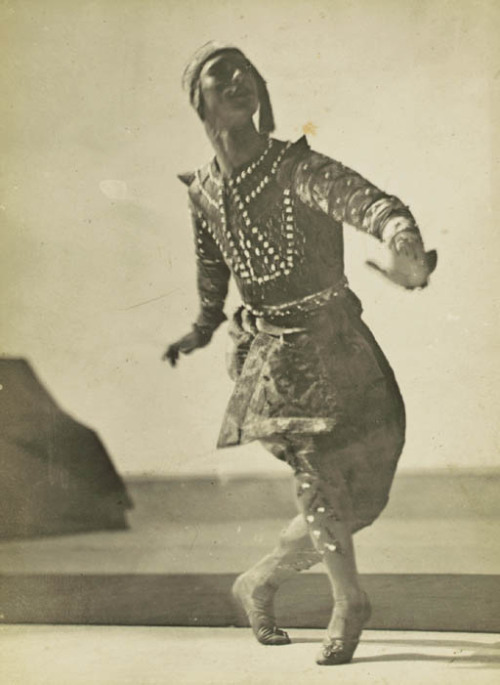 finethankyouandyou:  ‘Portrait of Vaslav Nijinsky in La danse Siamoise from Les Orientales by Eugène Druet, 1910’ 