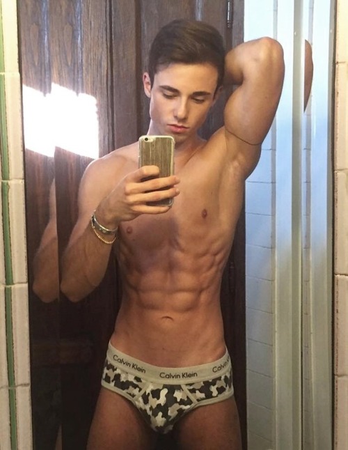 mebarak-anwar:  Chiquito bebe 😍