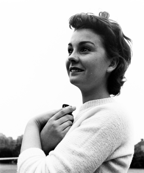 longtallsallyd:Jean Simmons photographed by William Sumits, 1948.