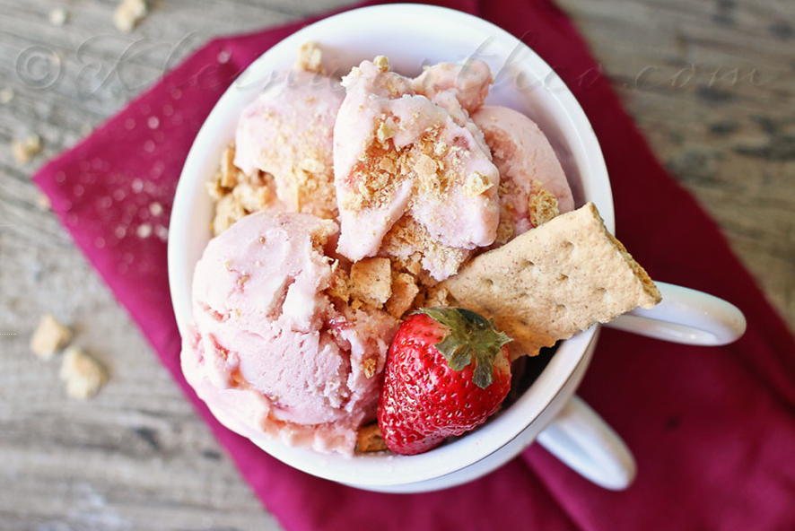 gastrogirl:  strawberry cheesecake frozen yogurt. 