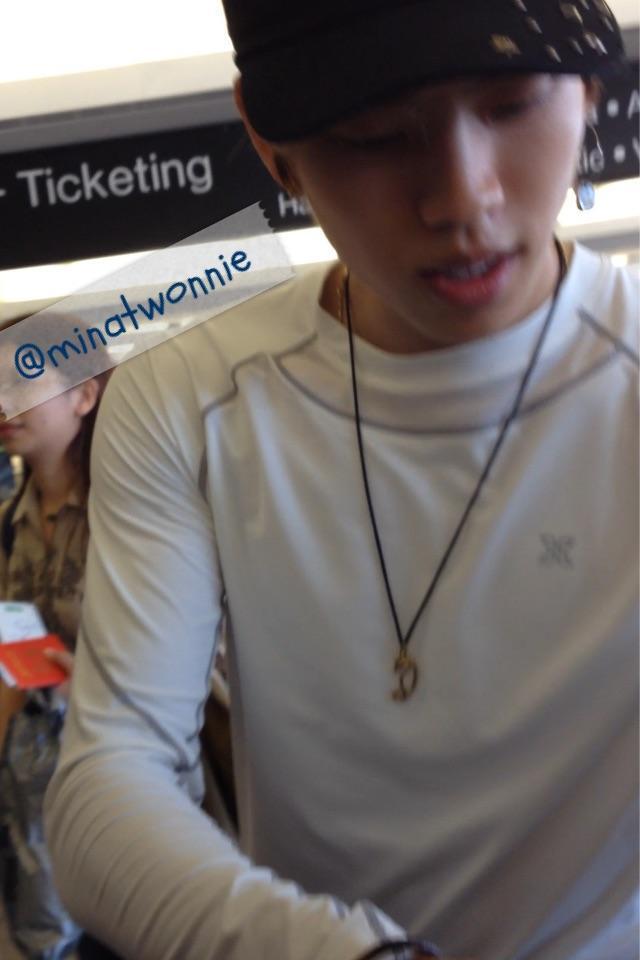 hoyaholic-noona:  141029 A lucky fan’s encounter with the most amazing DW @ LAX