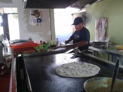 ilianation:  fymexicanfood:  Una quesadillita nomás.  Con una coca light, por favor.