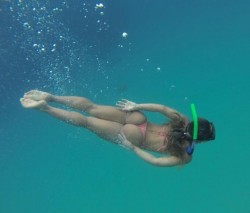 dailybikinis:  Underwater thong bikini snorkeling.