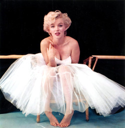 origami-dolls:  Marilyn Monroe by Milton Greene, September 1954 