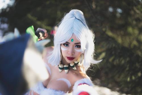 league-of-legends-sexy-girls:  Nidalee Cosplay