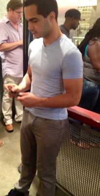 guys-with-bulges:  Thanks for the submission,