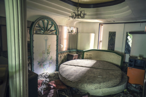 elugraphy:Abandoned love hotel.