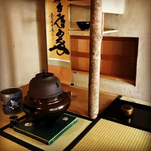 Dans une pièce pour la cérémonie du thé&hellip;. room for the tea ceremony #japan #japon #japanese #