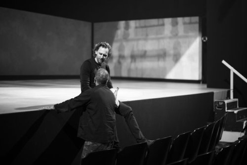 maryxglz: betrayalbwy: “The work never stops for @twhiddleston. Here he is chatting with direc
