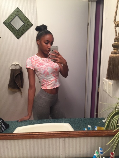 bumbarbie:  stopped wearing makeup started drinking water  stopped fuckin wit lames  now I’m gettin hotter 💋