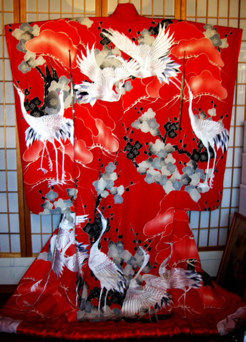 thekimonogallery:Contemporary Japanese silk wedding uchikake (over-kimono).  Image via Pinteres