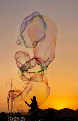abstracteddistractions:    “Pacific Beach Bubbles” Photograph:©Jacqueline Mckune / Smithsonian.com   