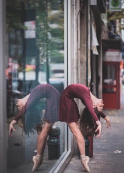 ballet-birdy:  Dancers on the streets of New York, photographed by Omar Z. Robles. 
