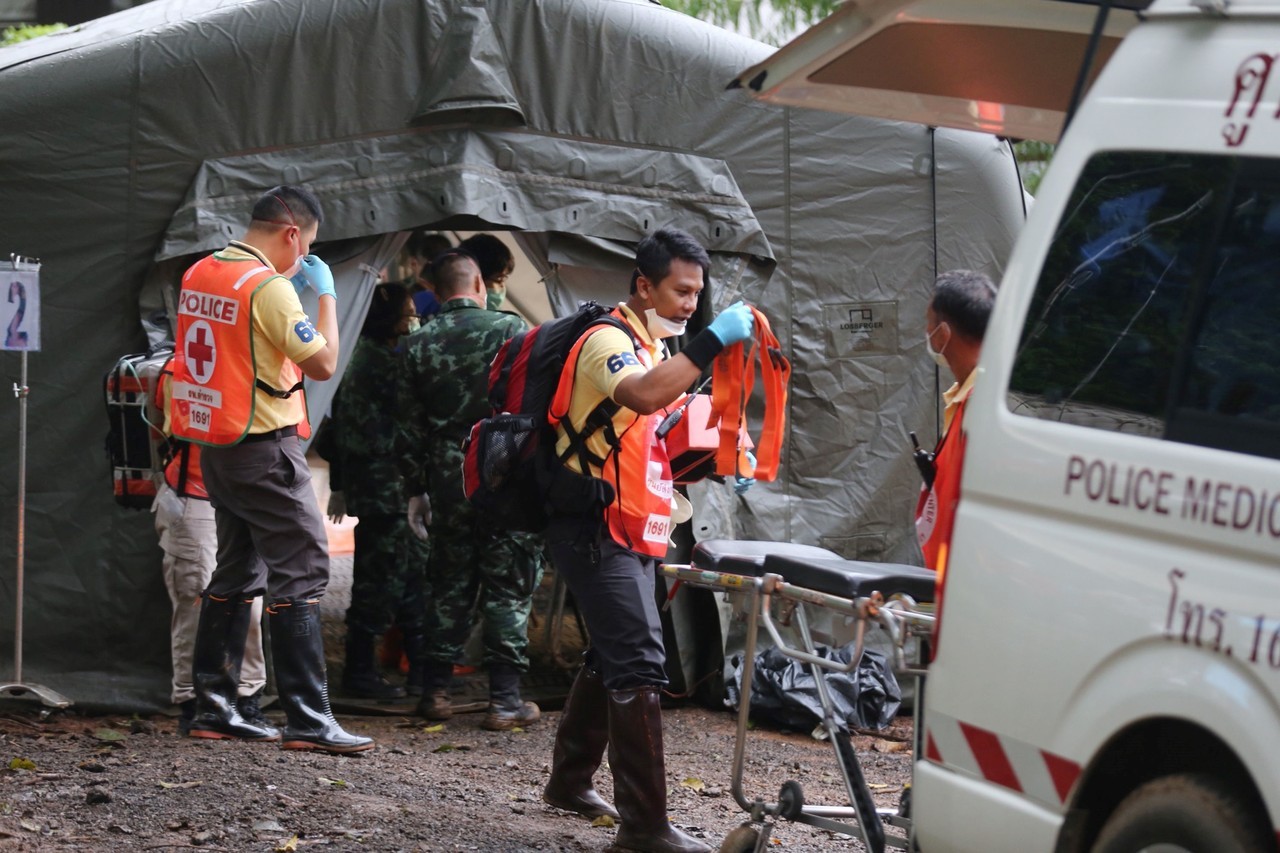 RESCATE EN TAILANDIA. Trabajo contra reloj, así rescataron a 4 de los 12 chicos atrapados en una cueva y el operativo entró en una pausa. “La misión ha sido más exitosa de lo esperada”, afirmó el jefe del operativo. (AFP)
MIRÁ TODA LA FOTOGALERÍA—>