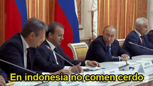finofilipino:   Putin se caga de risa después de que su ministro de agricultura propusiera exportar cerdo a Indonesia, país musulmán. Enviado por NuckChorris. 
