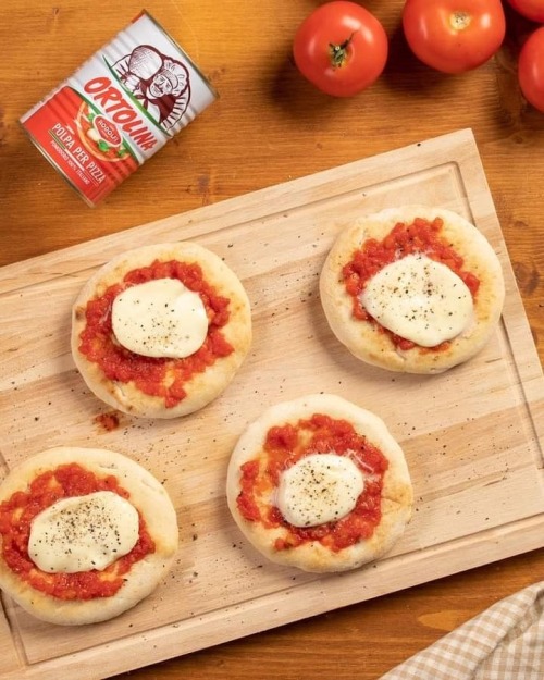 Solo pomodoro 100% italiano raccolto e trasformato in una gustosa polpa ideale per farcite le tue pizzette fatte in case.
#polpaperpizza #ortolina #pizza
https://www.instagram.com/p/CSZqgFhtP6iWmSgFfgfIBuo0RXWNyMfcoADBFw0/?utm_medium=tumblr