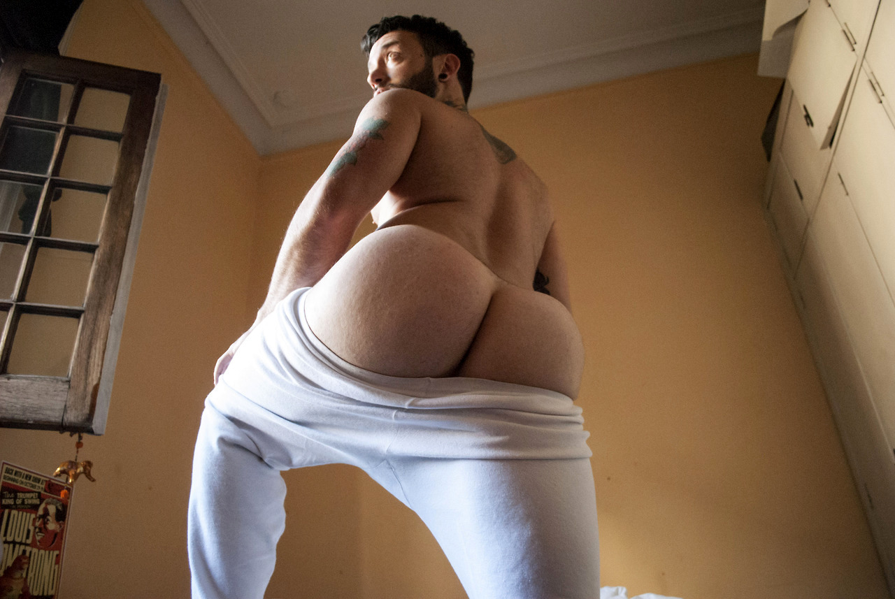 buttloverblog:  This guy is just sooo damn sexy! Would love to rip off his Long Johns!