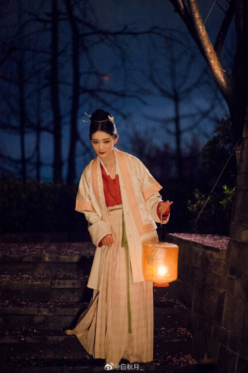 chinese hanfu and lantern by 白秋月_