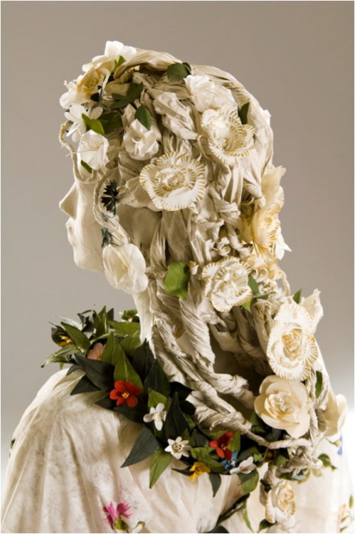 jeannepompadour:Isabelle de Borchgrave paper recreation of Flora’s dress, from “Primavera” by Bottic