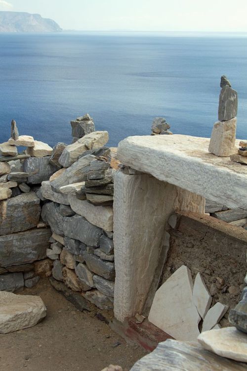 whatshouldwecallhomer:last-of-the-romans:The Tomb of Homer in Ios, Greece. What should we call 