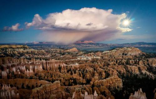 Storm dumping under the full moon A passing cloud chose the spectacular backdrop of Bryce Canyon Nat